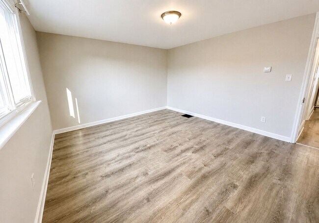 Foto del edificio - 517 E Railroad Ave