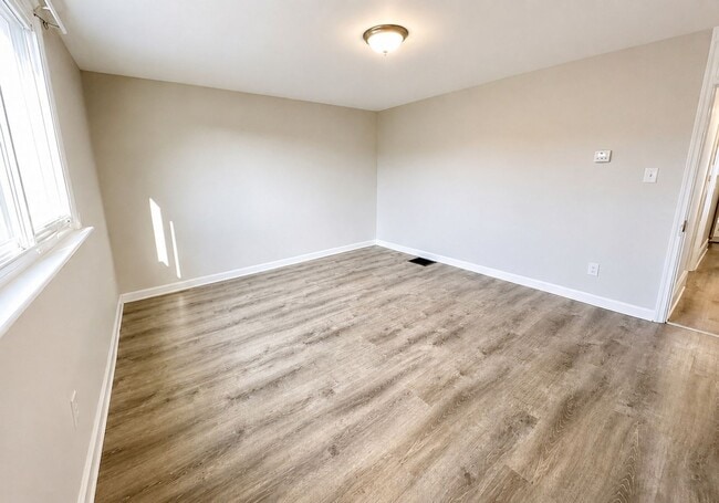 Photo - 517 E Railroad Ave Apartment