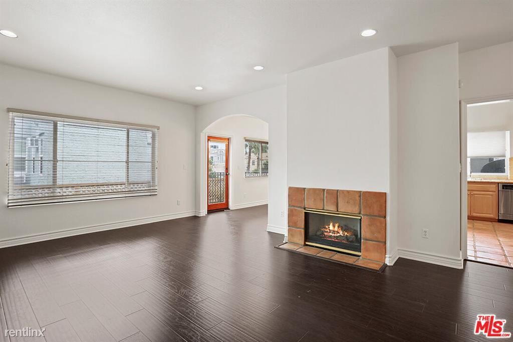 Primary Photo - 2 br, 2 bath Condo - 640 N Sweetzer Ave Apt 9