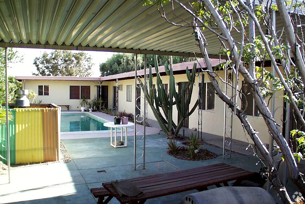4 Unit Motel/Apartment Apartments in Desert Hot Springs, CA