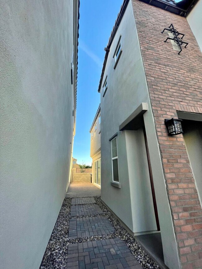 Building Photo - Trendy 3Bedroom/3Bath Gilbert Home!!