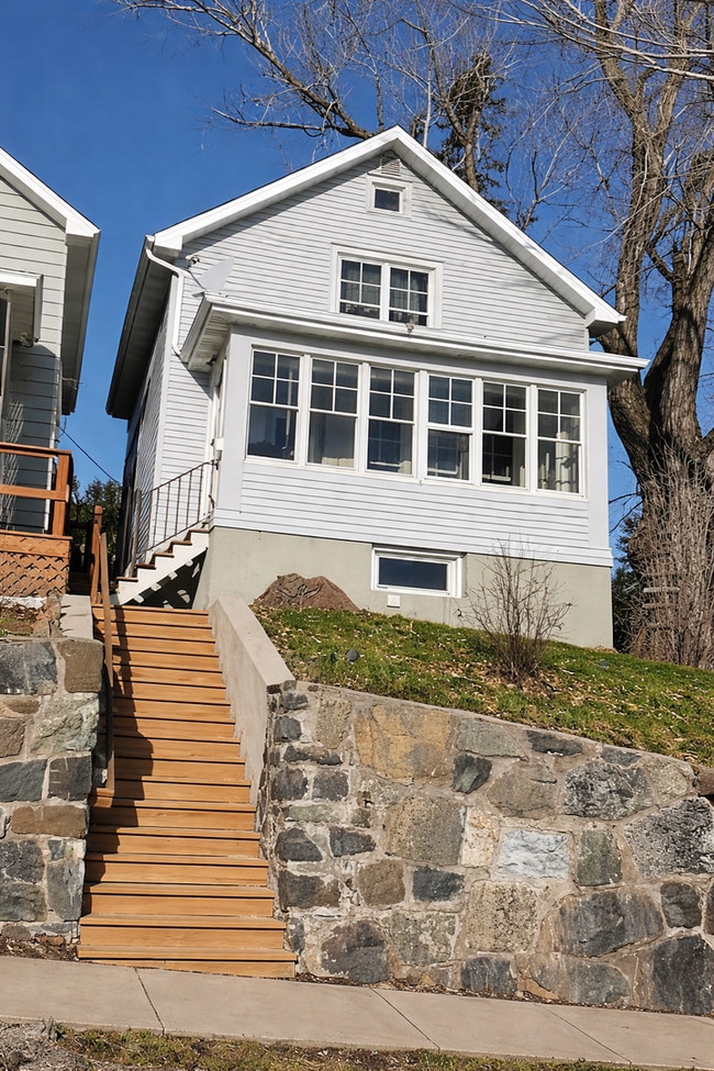 Building Photo - 131 E 7th St