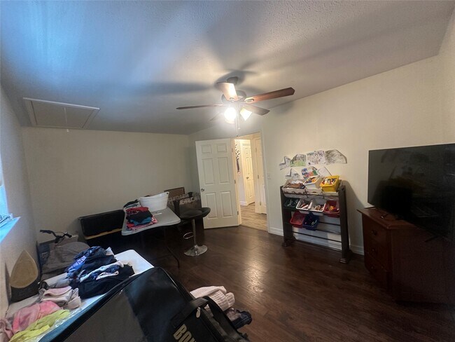 Building Photo - 3331 Longhorn Dr