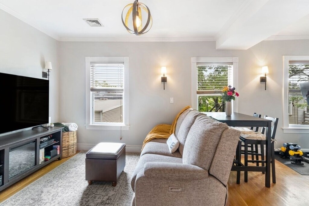 Foto principal - 296 W 3rd St