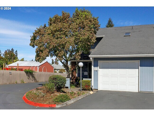 Building Photo - 2Bd/1.5Ba Montavilla Townhome in NE Portla...