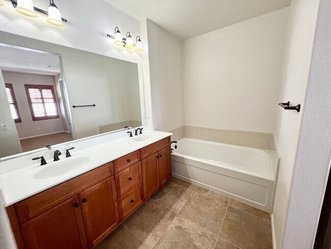 Foto del edificio - Resort-Style Living with Private Balcony Near Community Pools