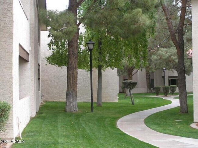 Foto del edificio - 10610 S 48th St