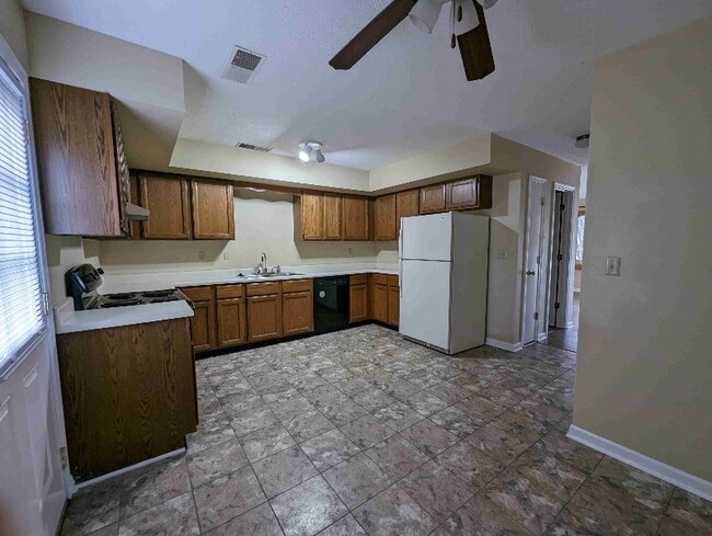 Foto del edificio - 5833 Benton Rd