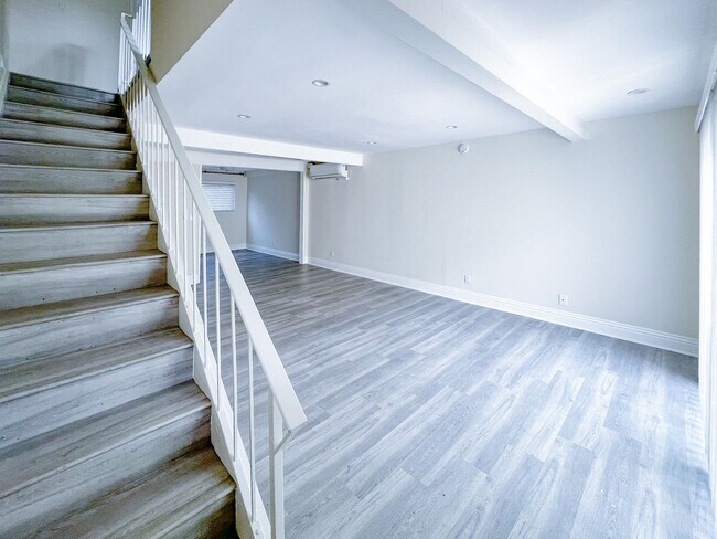 Foto del edificio - BEAUTIFUL 2 STORY TOWNHOUSE STYLE WITH A/C,  WASHER/DRYER, POOL, AND ONE PARKING SPACE