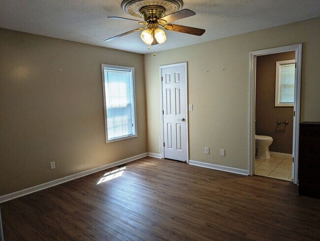 Building Photo - Lovely Ranch Home in Established Neighborhood