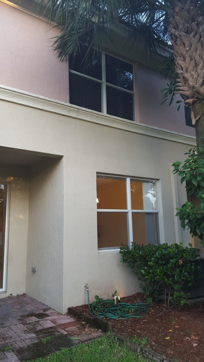 Building Photo - 303 Seminole Palms Dr