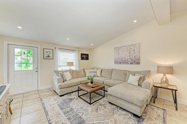 Foto del edificio - Now Available! Annual Furnished Rental in ...
