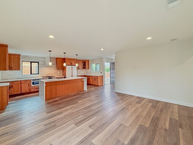 Foto del edificio - Modern 3-Bedroom Home with Private Yard in...