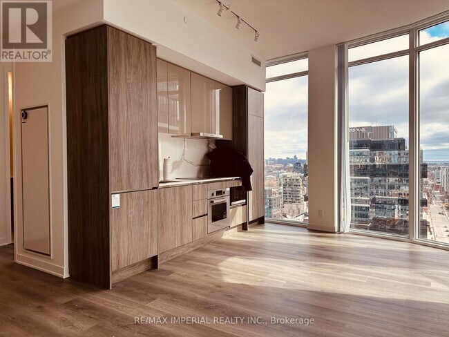 Building Photo - 180 Front St E