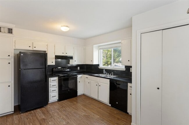 Building Photo - 1212 Hollow Creek Dr
