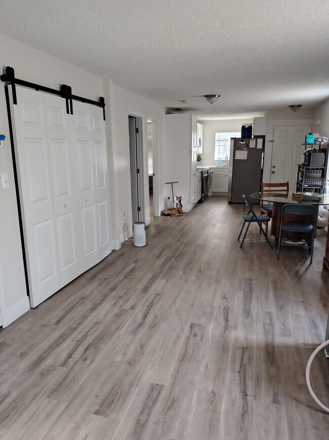 Foto del edificio - 313 Dirksen Dr