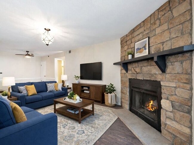 Foto del edificio - 1BR Condo • Fireplace • Balcony in Aurora