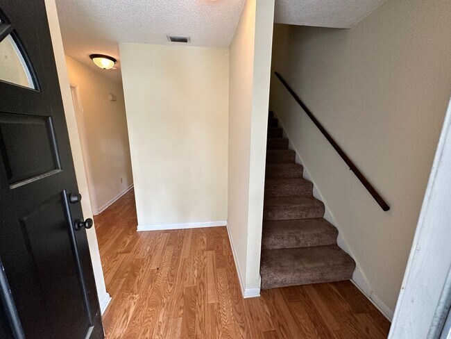 Foto del edificio - 3 Bedroom/2 Bath Townhouse in Excellent Lo...