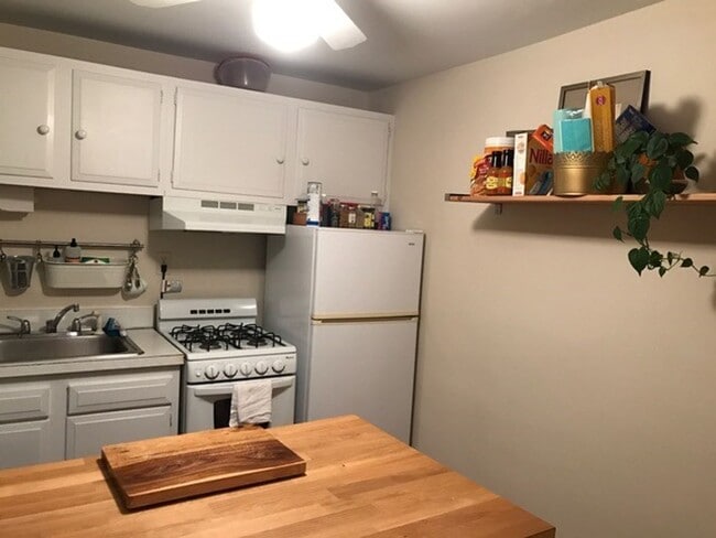 Building Photo - Spacious upper multi level apartment in he...