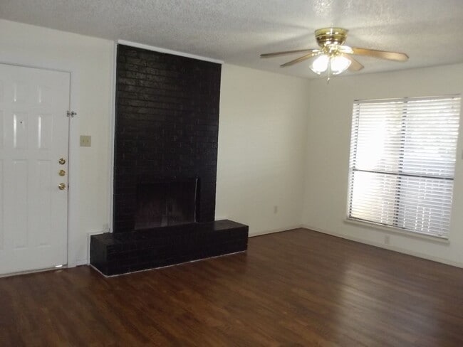 Building Photo - 1 Bedroom, 1 Bath with Carport - Raintree Manor Condo