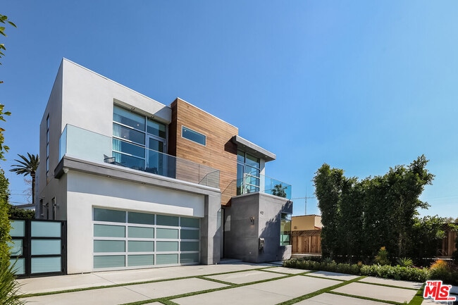 Foto del edificio - 912 N Crescent Heights Blvd