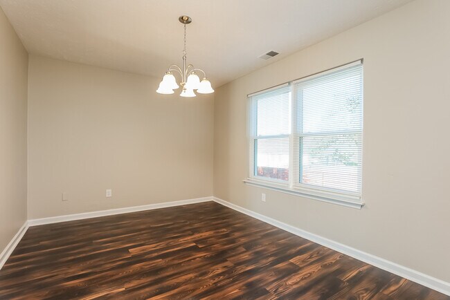 Foto del edificio - 3BR/2BA w/ attached 2-car garage!