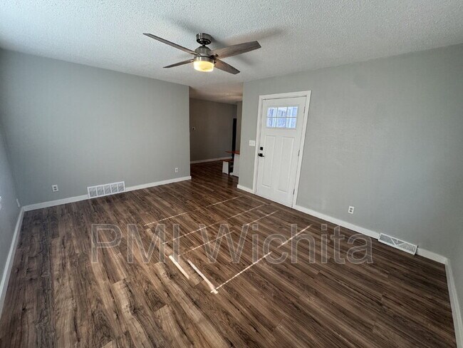 Building Photo - 923 N Sheridan St