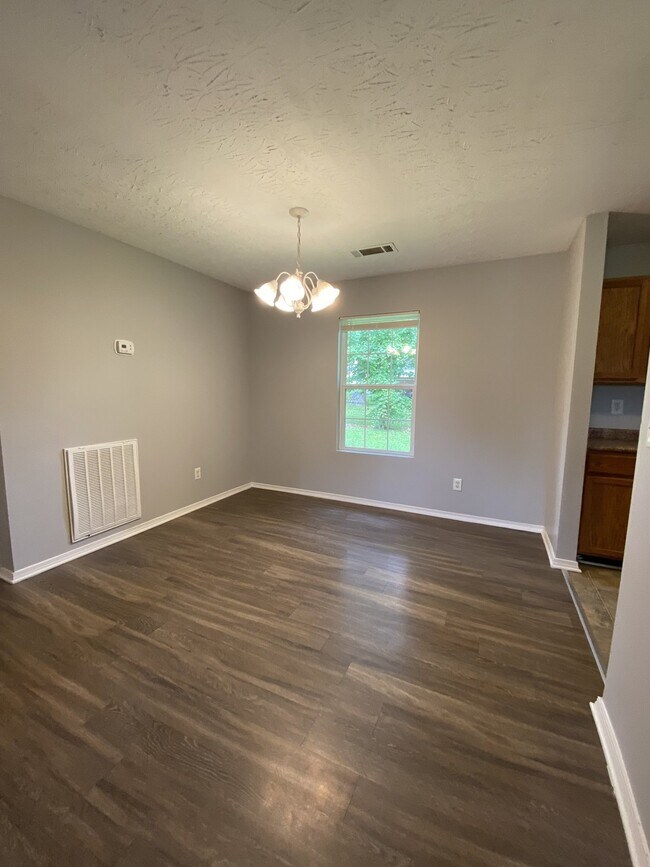 Foto del edificio - Charming 4-Bedroom Home with 2 Full Baths ...