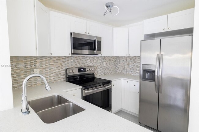 Foto del edificio - 8305 SW 72nd Ave