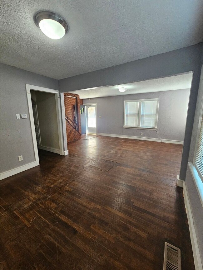 Foto del edificio - Short-Term Rental ONLY - (4) Bed, (3) Bath with (2) Living Areas Avail NOW!