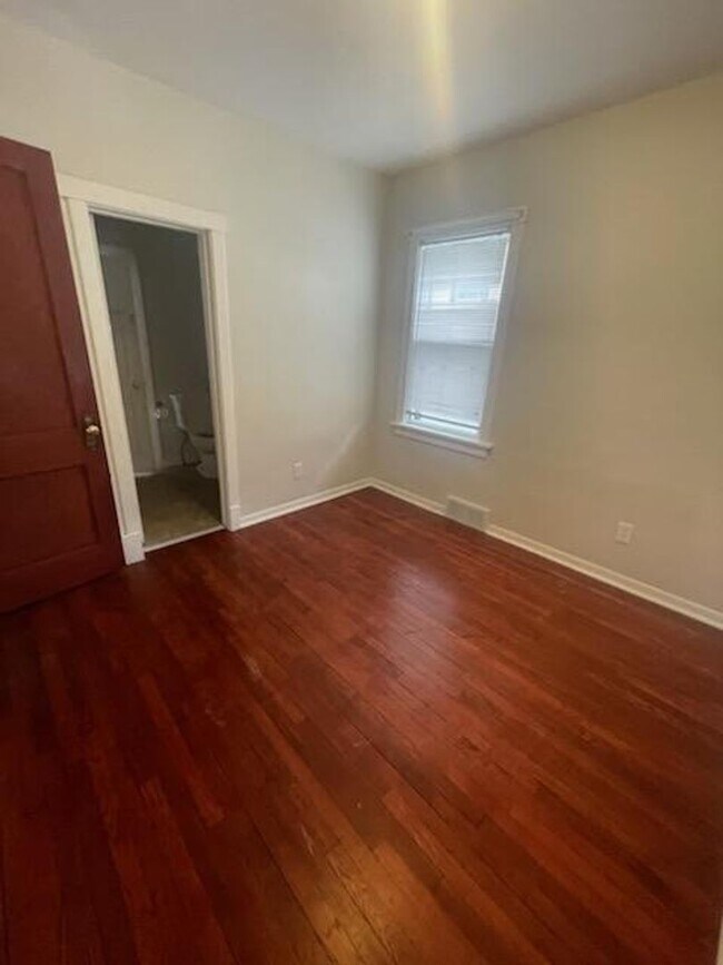 Building Photo - Spacious 3 bed/1.5 Bedroom House Close to ...