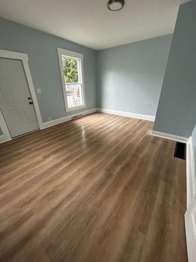 Foto del edificio - CUTE 2 BEDROOM HOUSE WITH LARGE BACKYARD IN HAMILTON!