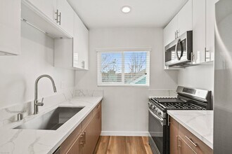 Building Photo - 1358 W 36th St