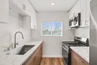 Building Photo - 1358 W 36th St