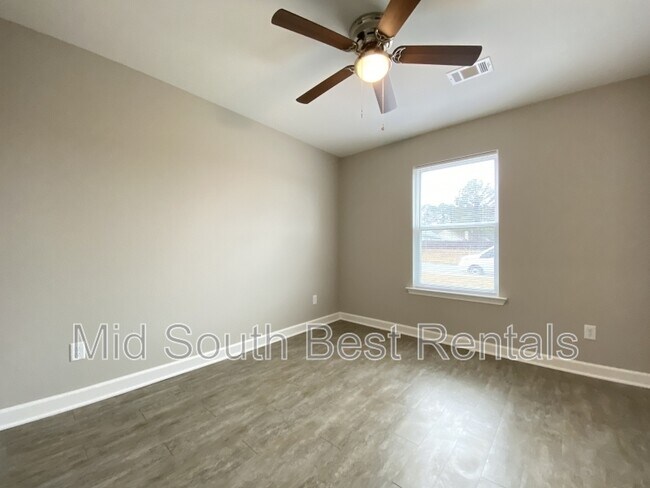 Building Photo - 208 Meadows Dr