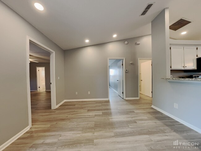 Building Photo - 1707 Ashwood Cir