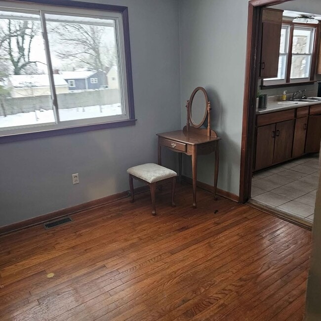 Building Photo - 5881 Elm St