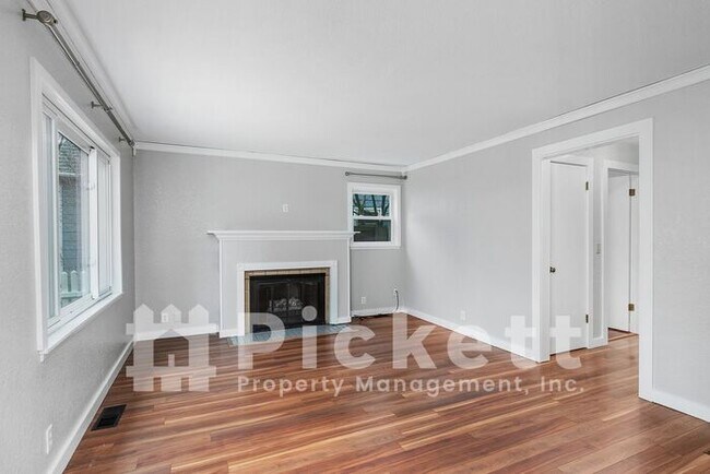Building Photo - 3 Bedroom Charmer near PSNS and Hwy 3
