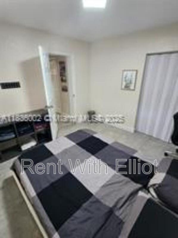 Building Photo - 2165 SW 47th St