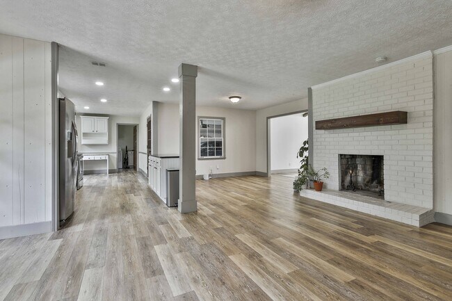 Foto del edificio - 5011 Pineview Terrace