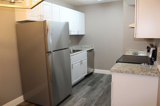Foto del edificio - 2 bed Condo in Quiet Neighborhood