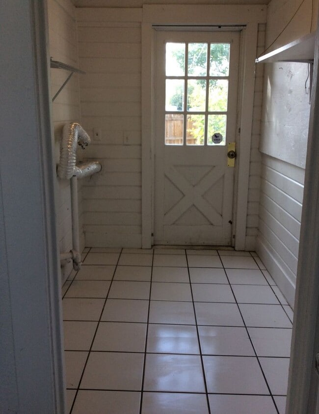 Building Photo - Charming Marysville Home with Bonus Space & Fenced Yard!