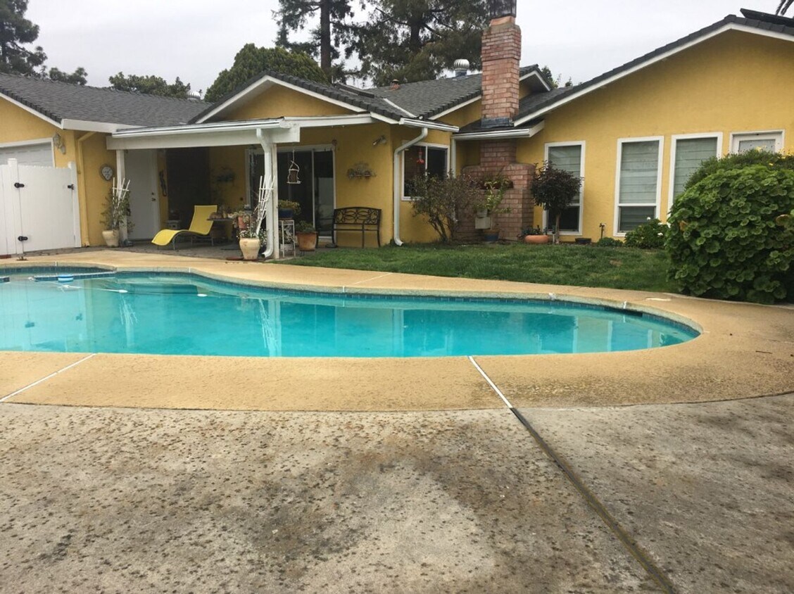 Foto principal - 4 Bedroom 3 bath with Pool in South Davis