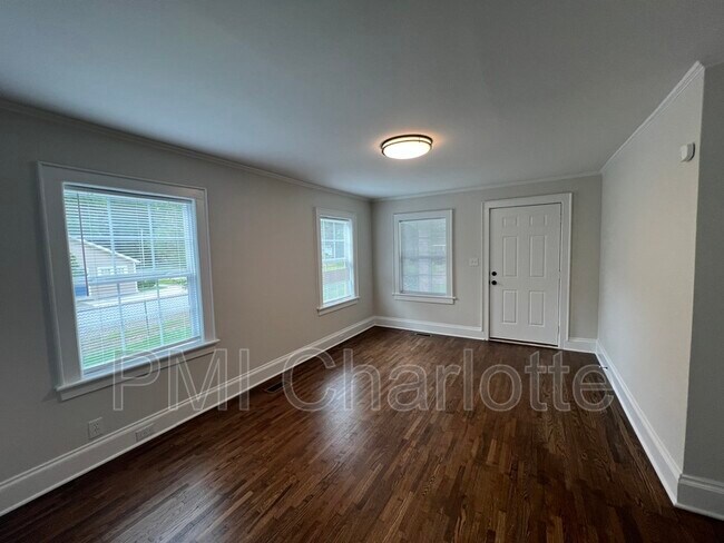 Foto del edificio - 1208 Cloninger Ave