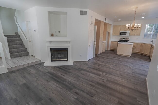 Building Photo - 4 Bedroom House for Rent in Valencia!