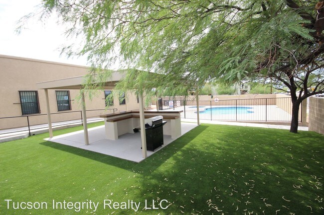 Building Photo - 10 br, 7 bath Room For Rent - 1730 N. 1st Ave
