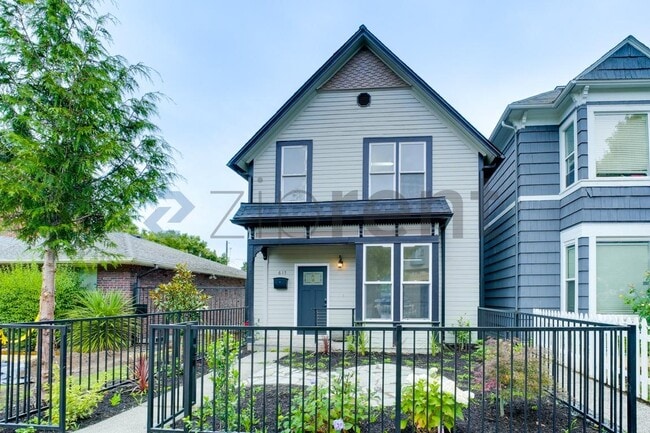 Building Photo - Unit n/a