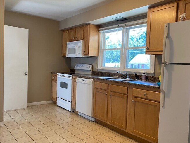 Foto del edificio - Great Central Location and spacious living...