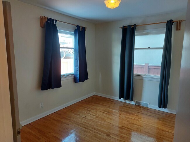Photo du bâtiment - 2219 Bowness Rd NW