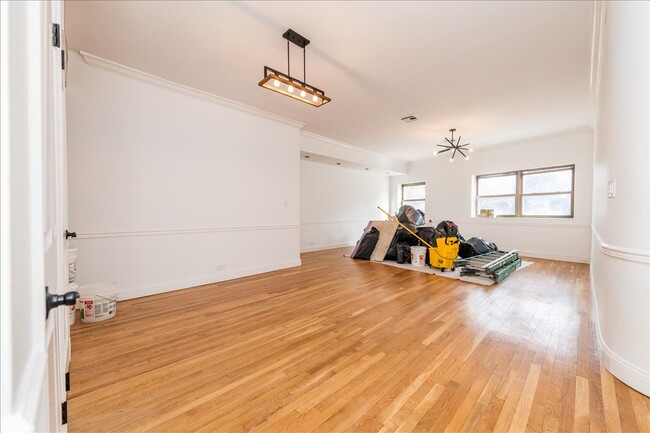 Large living room - 2735 Henry Hudson Pky
